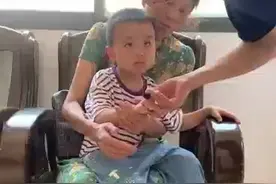 湖北宜昌：萌宝手卡瓶盖 面对消防叔叔勇敢自我打气图片