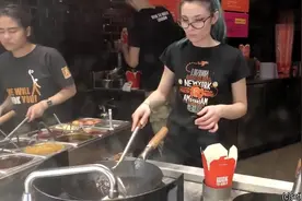 看英国妹子在伦敦街头用铁锅炒面，作为中国人我深感危机视频封面