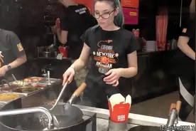 看英国妹子在伦敦街头用铁锅炒面，作为中国人我深感危机视频封面