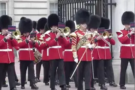 泰国阅兵和英国阅兵，帽子竟然如此的相似，真搞笑视频封面