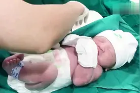 产房接生了一个小宝宝，皮肤好白，给她穿衣服不哭不闹好乖啊视频封面