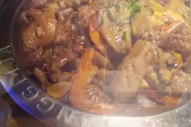 来到杭州一个月，兵哥哥竟然请我吃肉蟹煲！好吃哭了！