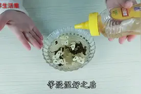 大蒜加蜂蜜泡水，解决很多男性朋友的一大难题，回家试试