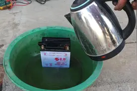 摩托车电瓶亏损了怎么办？试下这方法，开水冲洗3变就可轻松修好