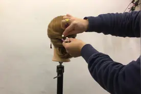 冬天戴帽子把发型压坏了？把头发这样盘起来，不容易散还有型！视频封面