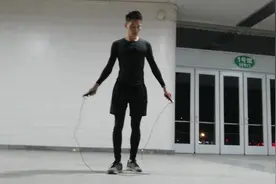 一分钟跳绳200个，其实也不是很难，按这速度节奏跳就可以了