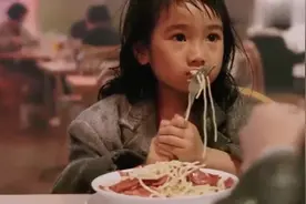 歌曲《心痛》，小女孩吃面，很多人被这画面感动哭了