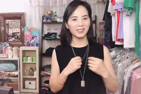 黑色无袖连衣裙要这样搭配，简单几个小饰品，穿出别样知性美