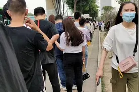 小麦带你坐西安最拥挤的公交，排队都需要跑步。排队需要20分钟。视频封面