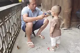铎爸的脚出现不明原因疼痛，用我哥的活络油给他擦擦看有没有效果视频封面