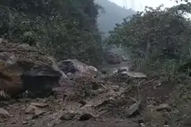 突发！广西百色发生5.2级地震 市民外出避难 已致1人遇难视频封面