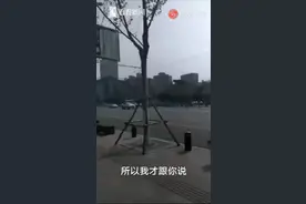 武汉女孩哭着跑向街头哀悼视频打动网友：她在哭 我也在哭视频封面