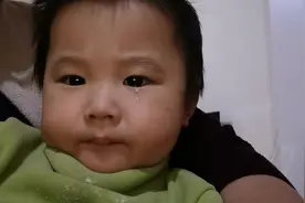 快两岁男宝把碗打碎手划伤，一直忍到消毒才疼的哭出来视频封面