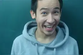 卡姆高三时的脱口秀《小哥哥的建议》，回忆那些台上的梗。视频封面