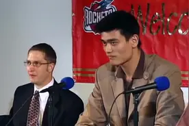 2002年一个来自中国的巨人被火箭队选中，开始了他NBA的伟大征程视频封面
