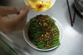 豇豆上市的季节到了，做法各式各样，这种做法简单易学，酸辣可口