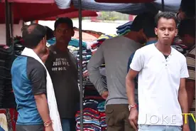 当中国女生独自出现在印度街头 印度人会有什么反应视频封面