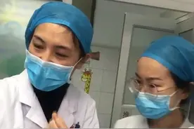 第一次接通视频，科室小姐妹与她有说不完的话，互相担心加油打气视频封面