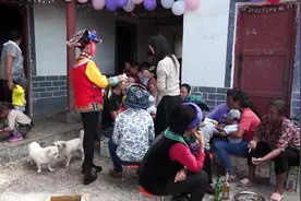 四川彝族办酒，所有人蹲在地上吃饭，像印度人吃饭一样视频封面