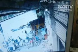 都安：开三轮车接孙子 老人被撞身亡视频封面
