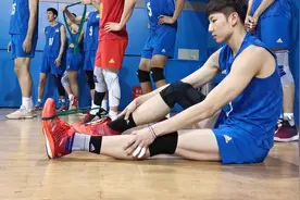 中国男排取得四连胜，主攻刘力宾由于左脚踝不慎扭伤未出战视频封面