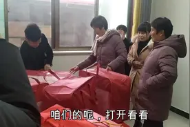 鹏鹏丹丹定亲，看双方互换多少定亲彩礼，鹏鹏高兴的合不拢嘴视频封面