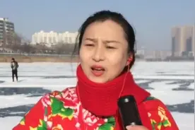 城里媳妇身穿花棉袄来唱歌，歌曲《一壶老酒》唱的真霸气，好听