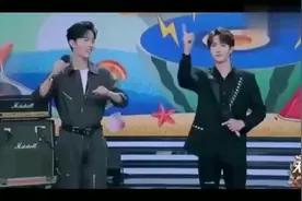 王一博教肖战跳手势舞，两人在一起的画面，真的太甜了视频封面