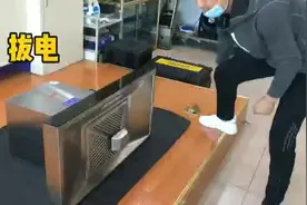 顶吸式油烟机看不见风轮太难清洗？帅气小哥三分钟教你拆卸安装视频封面
