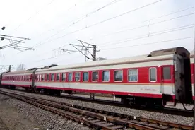 红皮时代的K字火车，K8365次阜阳开往上海，全程近10小时