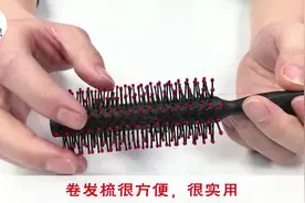 清理卷发梳子里的头发，我只用这一招，简单又实用，不学会太亏了