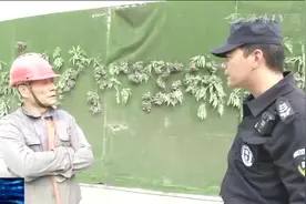 火车站旁公厕无人维修，路人竟在旁边空地就地解决，臭气熏天