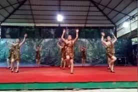 云南西双版纳热带雨林（野人谷）粗犷野性的舞蹈 定让你大饱眼福视频封面