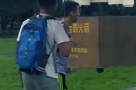 采访过程中突然与男生牵手，男生一脸嫌弃的表情