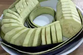 茄子皮再也不要扔了，教你这样做，降脂降压抗衰老，实在太好吃了