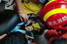 一6岁男孩脚卡电动车 消防员“钳”来解救图片