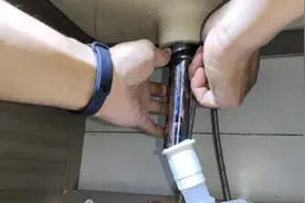 新装的两个洗脸盆下水器漏水维修，找到原因对症下药就OK了视频封面