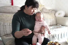 秀秀妈妈做了锅大烩菜，配上自己家牛油火锅底料，馋的安心都醒了