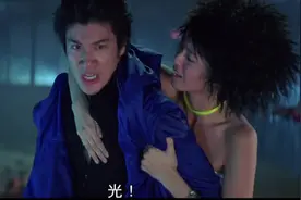 拳神：山之光戴上拳神手套，一招就将歹徒全部杀光