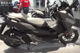 本田forza 125车展实拍，中型踏板造型，宽大坐垫骑着绝对舒服视频封面