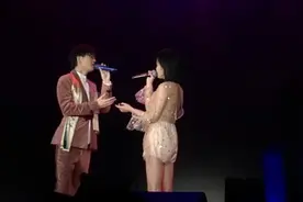 许嵩，黄龄演唱会现场合唱《惊鸿一面》起鸡皮疙瘩的感觉！视频封面