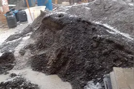 云南开远今天又下冰雹了，雷声四起冰雹覆盖了整个大地，嘿人了