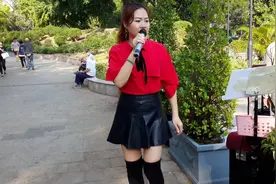街头艺人卖唱，小宜屯门公园演唱《漂洋过海来看你》人漂亮歌动听视频封面