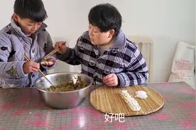 冬至到，小娜教儿子包饺子，没想到小家伙包的还真像模像样，排场
