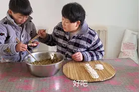 冬至到，小娜教儿子包饺子，没想到小家伙包的还真像模像样，排场