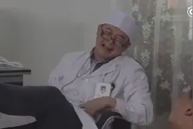 农村小伙去诊所打针，不料医生打完针却忘记拔出针头，笑死我了!视频封面