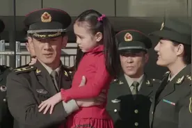 萌娃去部队找爸爸，谁知被哨兵拦在门外，结果父亲一出来全愣了！视频封面