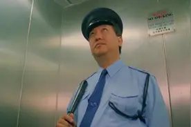 影视：保安夜晚巡逻，就在电梯里遇到鬼了，差点命都没了视频封面