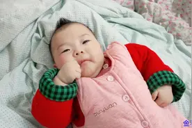 4个月的宝宝总是爱吃自己的小手？到底是什么原因？答案呢！视频封面