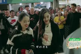 综艺：杨颖与闺蜜上街买菜，大白腿意外抢镜，卖菜阿姨评价她颜值视频封面